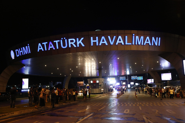 Decenas de víctimas por ataque suicida en aeropuerto internacional de Estambul fueron evacuadas del lugar hacia centros hospitalarios más cercanos.