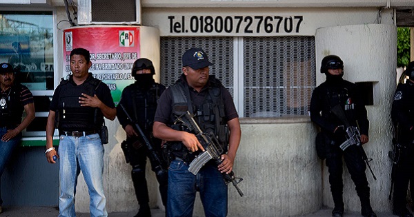 Policías fuertemente armados hacen guardia fuera de la alcaldía de Iguala. ¿Y el resto de la ciudad y sus pobladores?