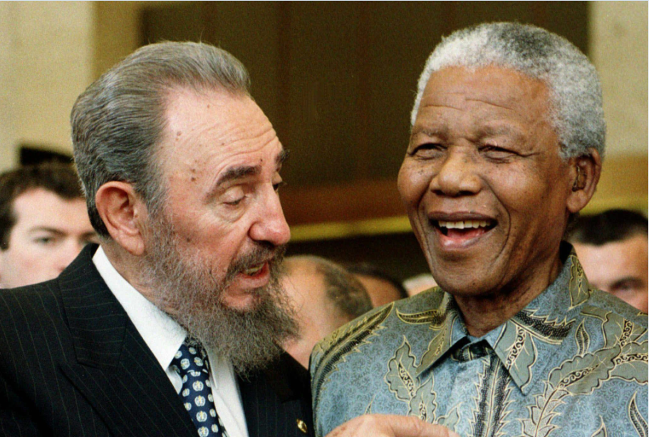 Fotografía de archivo del 19 de mayo de 1998 que muestra al Premio Nobel de Paz sudafricano Nelson Mandela junto al líder cubano Fidel Castro mientras participan en la ceremonia del 50 aniversario del acuerdo GATT, en Ginebra (Suiza).