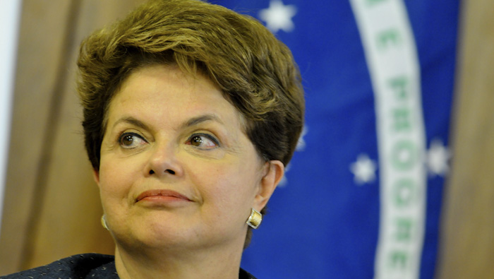 Dilma prefiere esta vez que la represente su abogado defensor.