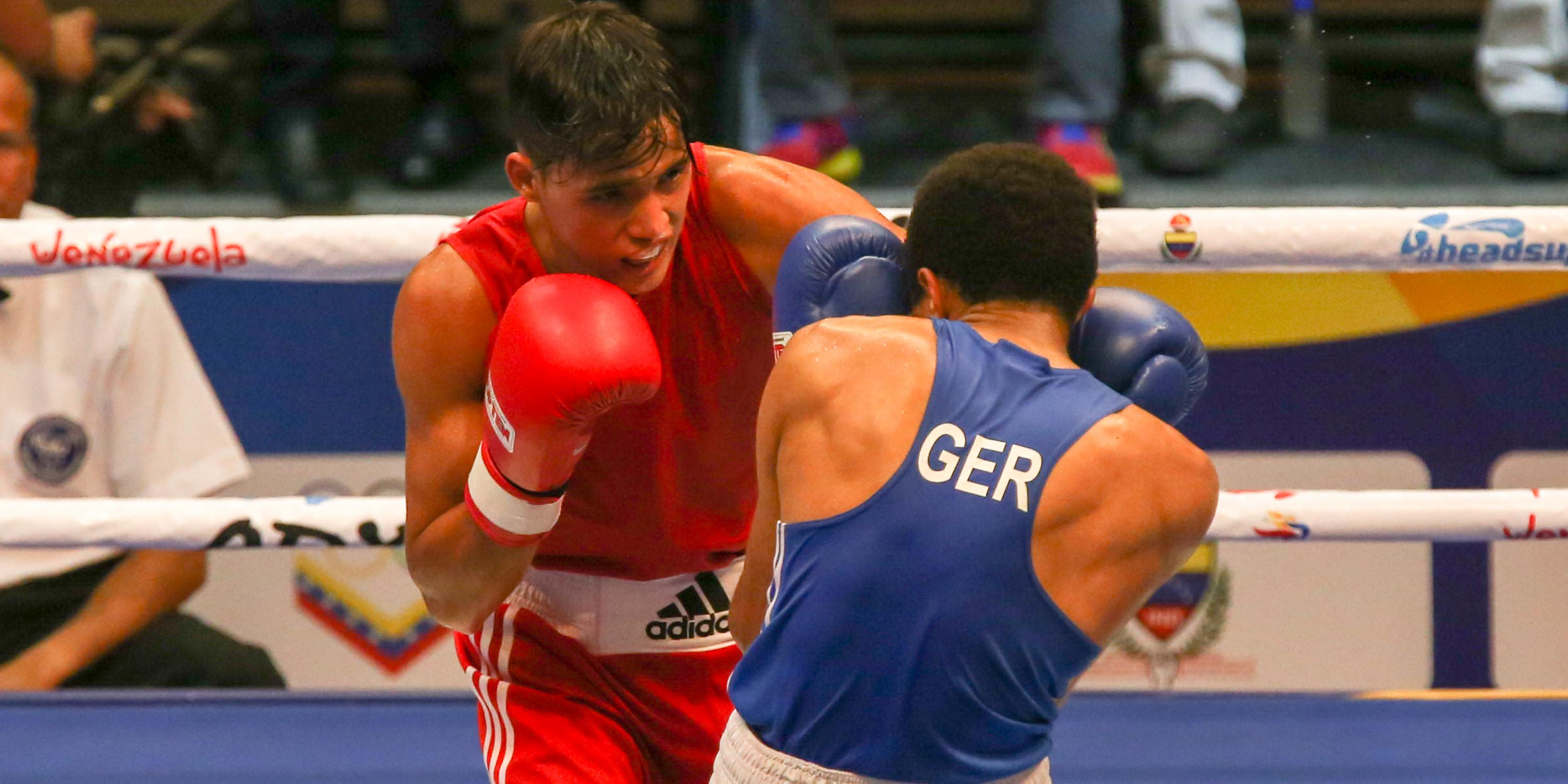 El venezolano Yoel Finol (de rojo) fue elegido por la Asociación Internacional de Boxeo (AIBA) como el mejor boxeador del Preolímpico Mundial.