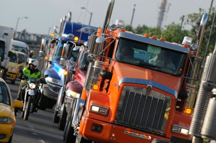 Los Camioneros de Colombia intensifican el paro por falta de atención.