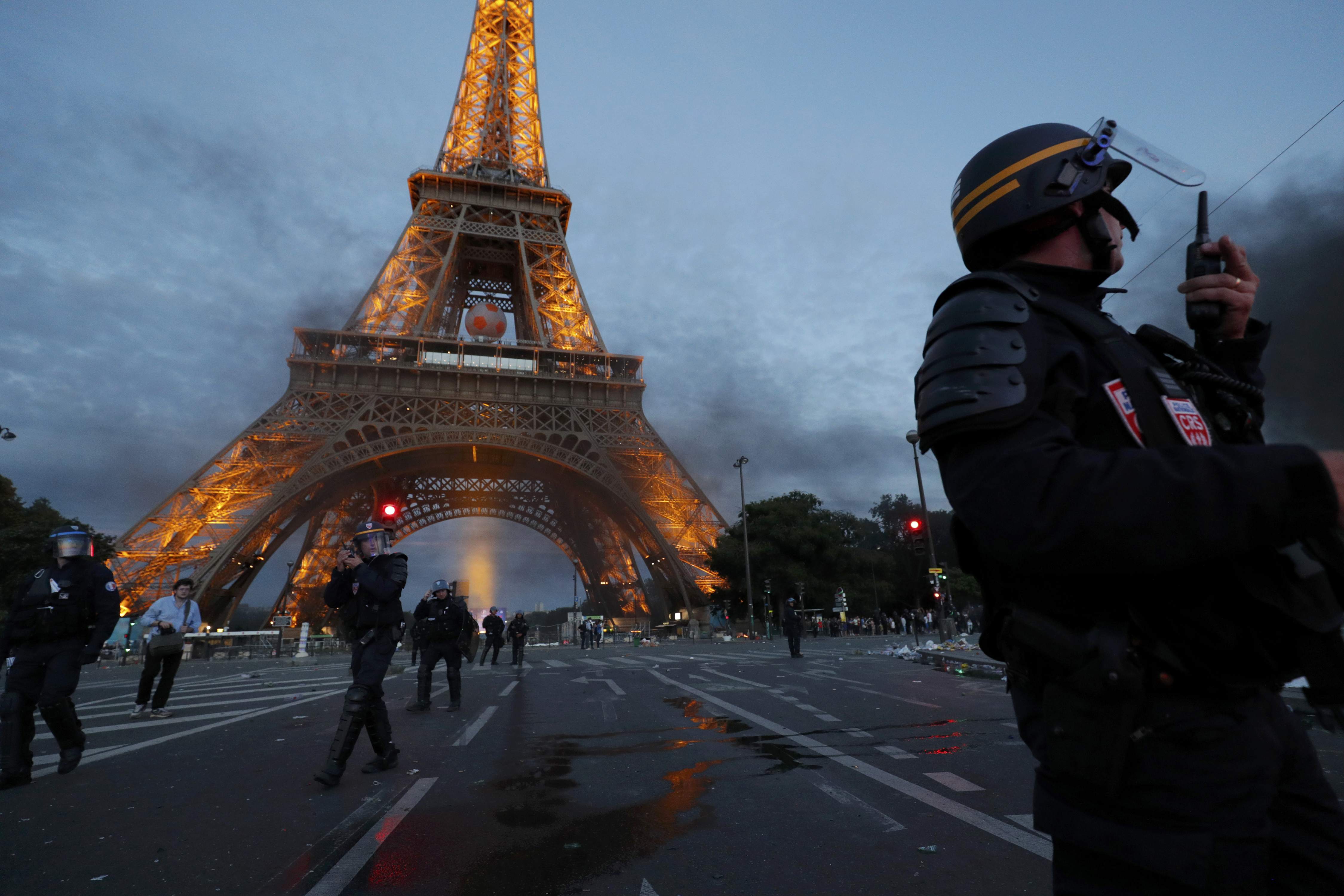 La policía francesa lanzó gases lacrimógenos para dispersar a decenas de personas que tratan de entrar en la 