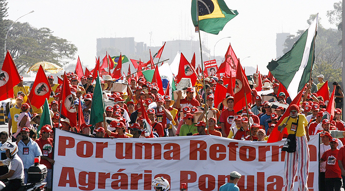 El Movimiento de los Trabajadores Rurales sin Tierra (MST) agrupa a campesinos que luchan por la tierra y por la reforma agraria en Brasil.