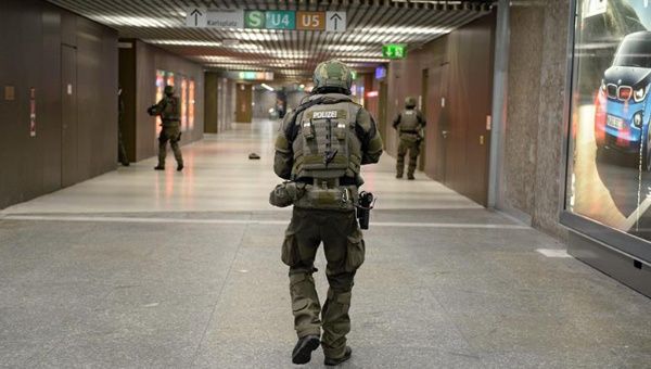Policías de las fuerzas especiales custodian la estación de metro de Karlsplatz (Stachus).
