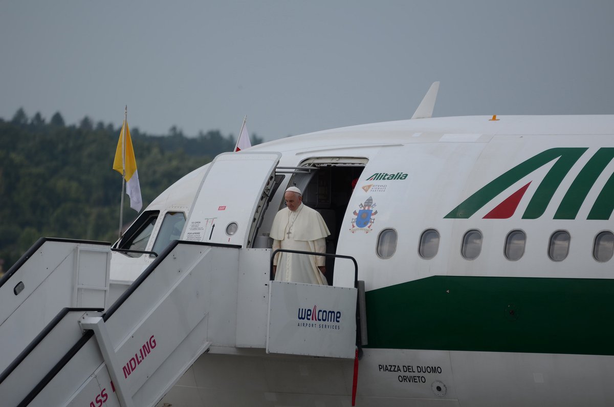 Sumo Pontífice llegó a Polonia en medio de un fuerte despliegue de seguridad.