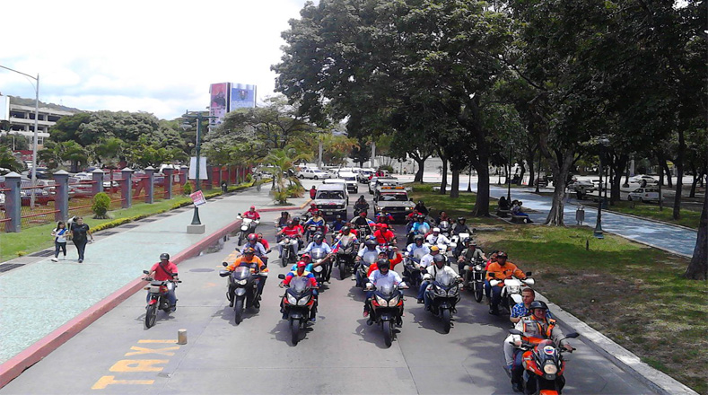 En el centro de la capital de Venezuela, Caracas, motorizados se desplazaron y activaron sus bocinas en celebración por el cumpleaños del Gigante Revolucionario. 