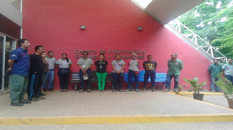 Trabajadores de un Parque Temático en Barquisimeto rinden un minuto de silencio en honor a Hugo Chávez. 