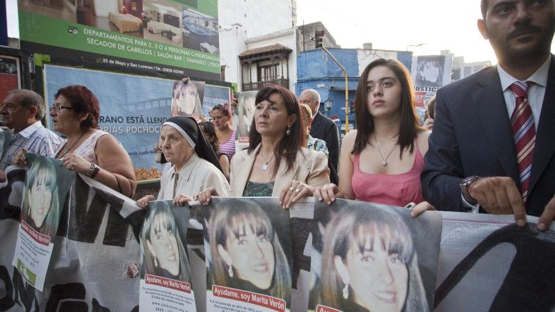 Marcha en Argentina durante el juicio a 13 personas acusadas por la presunta privación ilegítima de la libertad y corrupción de "Marita" Verón, un caso emblemático de trata de personas.