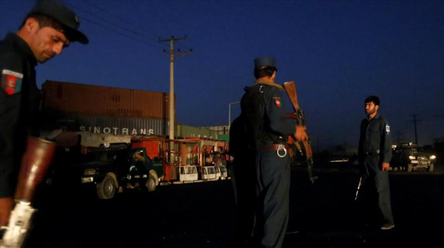 Las fuerzas de seguridad afganas acordonaron la zona circundante al hotel y se preparan para entrar. 