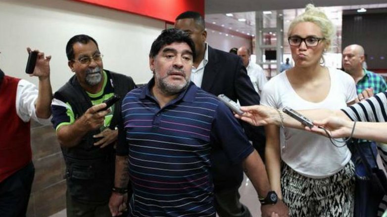 Maradona debía viajar rumbo a Dubai, pero su pasaporte estaba denunciado como robado, según las autoridades argentinas.