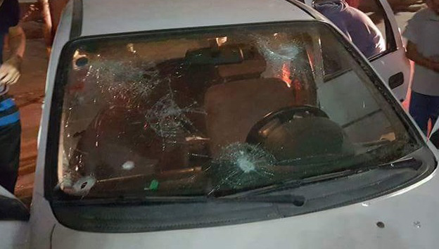 El auto en que se trasladaban los dos palestinos, con los impactos de bala.