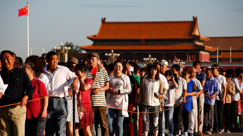 A los ciudadanos chinos no les importó hacer cola para poder ver el Mausoleo del Presidente Mao, ubicado en Beijing.