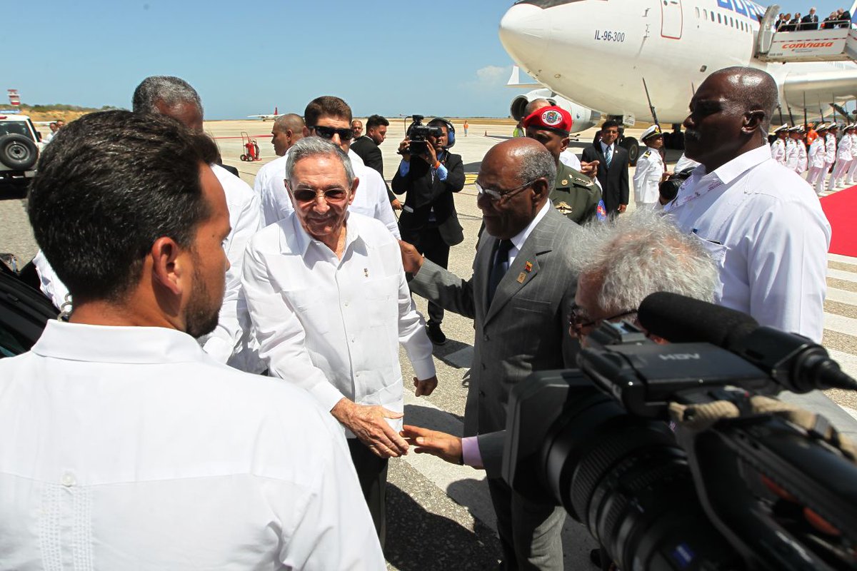 El presidente cubano Raúl Castro encabezó la llegada de presidentes que participarán en el MNOAL.