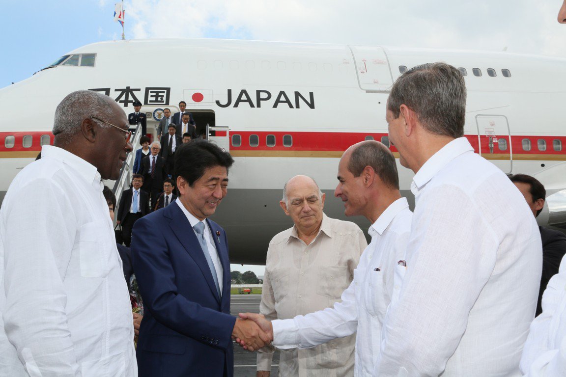 El primer ministro japonés Shinzo Abe fue recibido por autoridades cubanas.