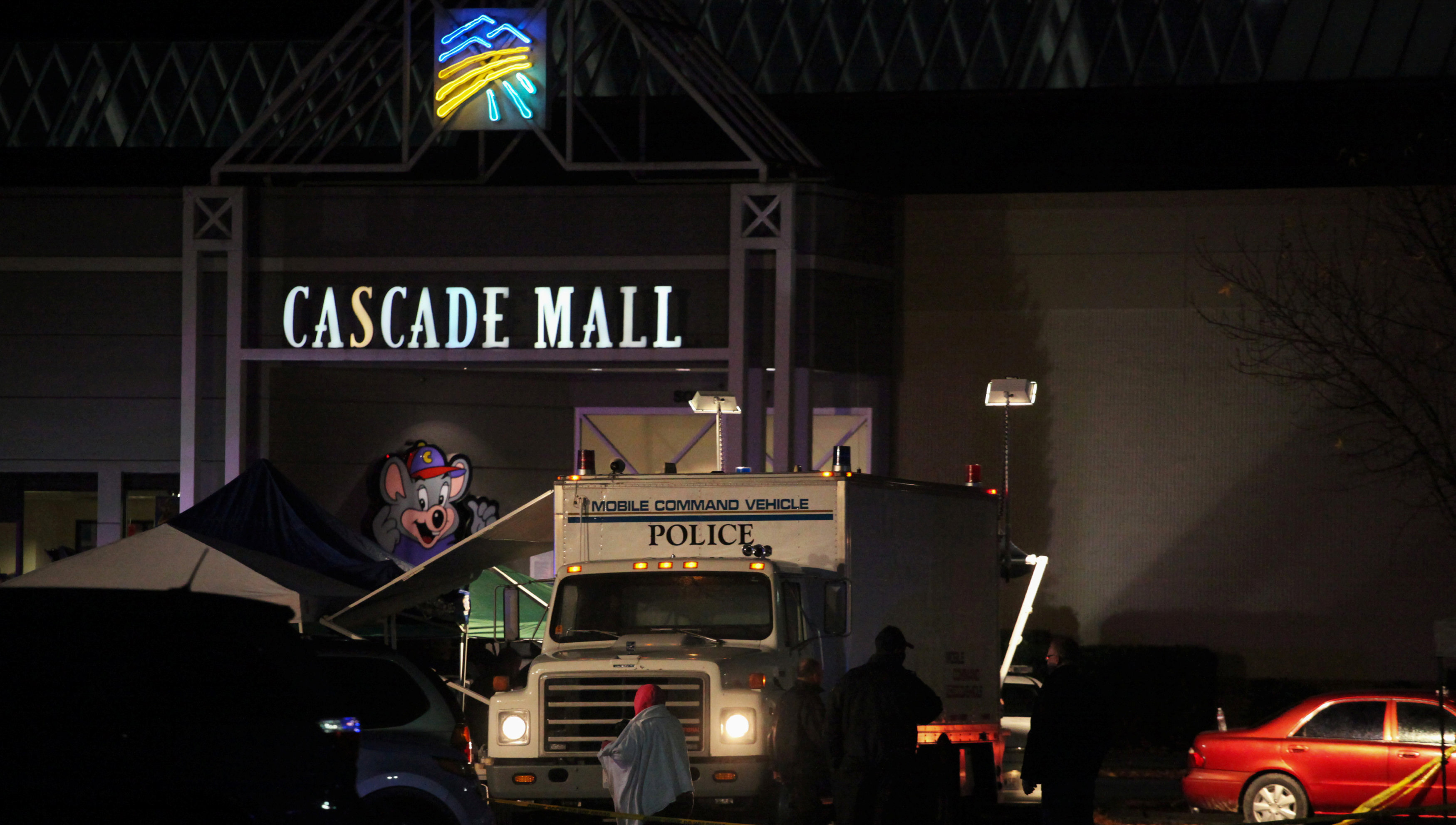 Cuatro mujeres y un hombre fallecieron en el Cascade Mall.