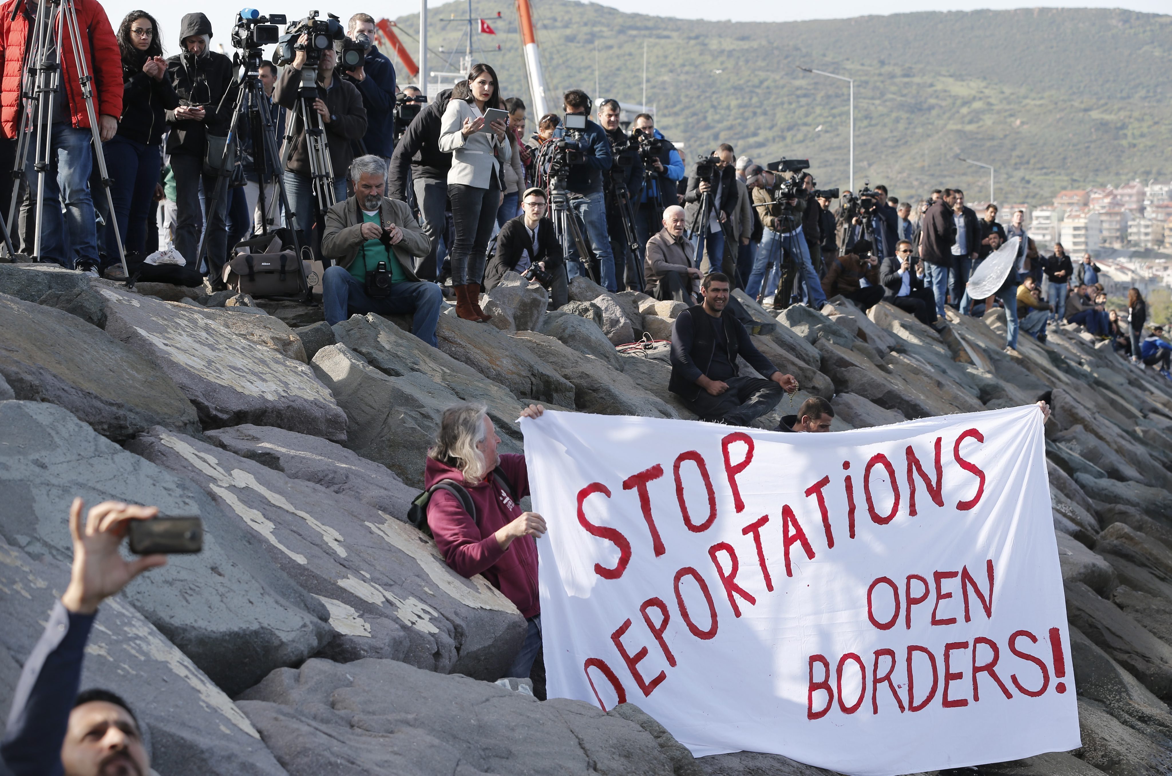 Organizaciones y activistas han protestado contra las deportaciones que se han realizado desde que pusieron en marcha el acuerdo.