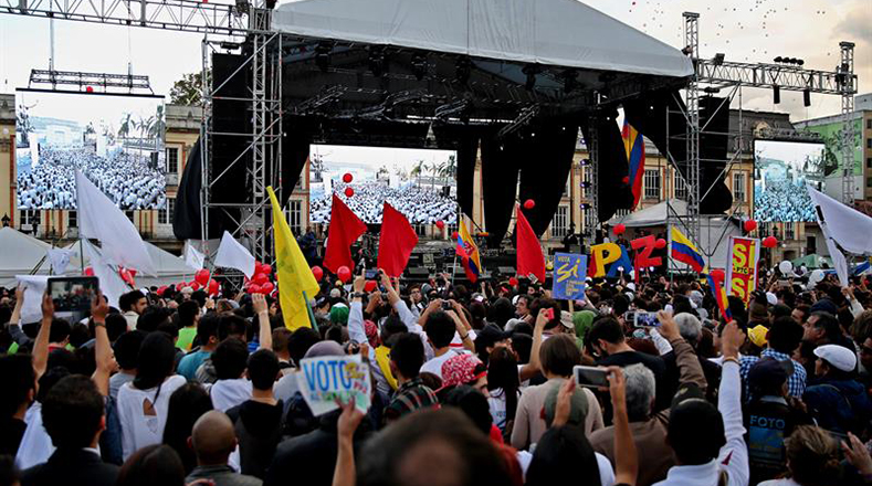 Miles de colombianos observaron la firma del acuerdo final de paz entre el Gobierno y las FARC-EP en 