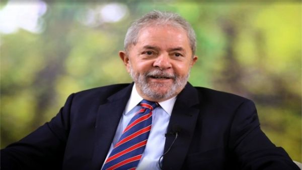 Militantes de izquierda y movimientos sociales realizaron el pasado lunes una vigilia para protestar contra el posible arresto del expresidente Luiz Inácio Lula da Silva.