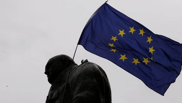 Una estatua del ex primer ministro Winston Churchill con una bandera de la UE, alegoría de la partida.