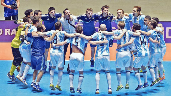 Los jugadores argentinos celebran su primer campeonato mundial en futsal.