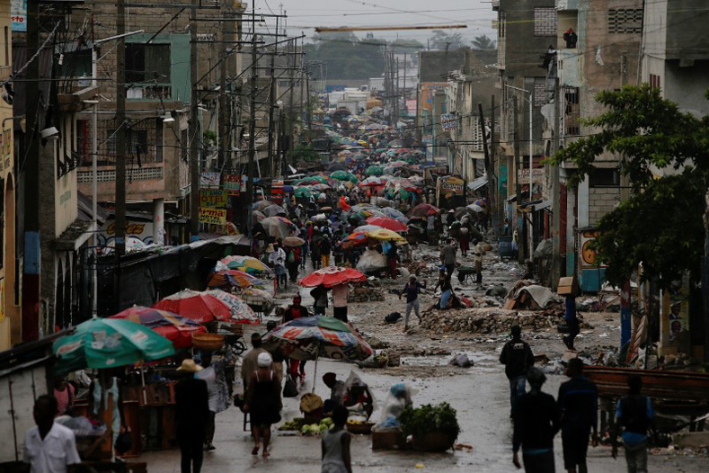 Matthew, de categoría 4, tocó tierra en Haití este martes con vientos de 145 millas por hora (230 km/h).