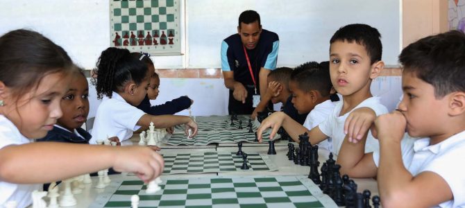 La iniciativa busca incorporar también a los docentes para que el ajedrez se enseñe en todos los planteles educativos de Venezuela.