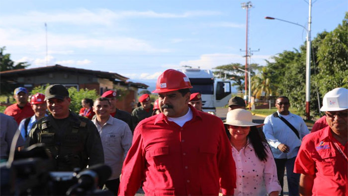 Maduro condecoró a oficiales por su trabajo en la protección del país.
