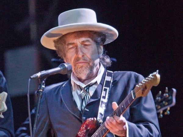 Bob Dylan es el primer cantautor premiado con el Nobel.