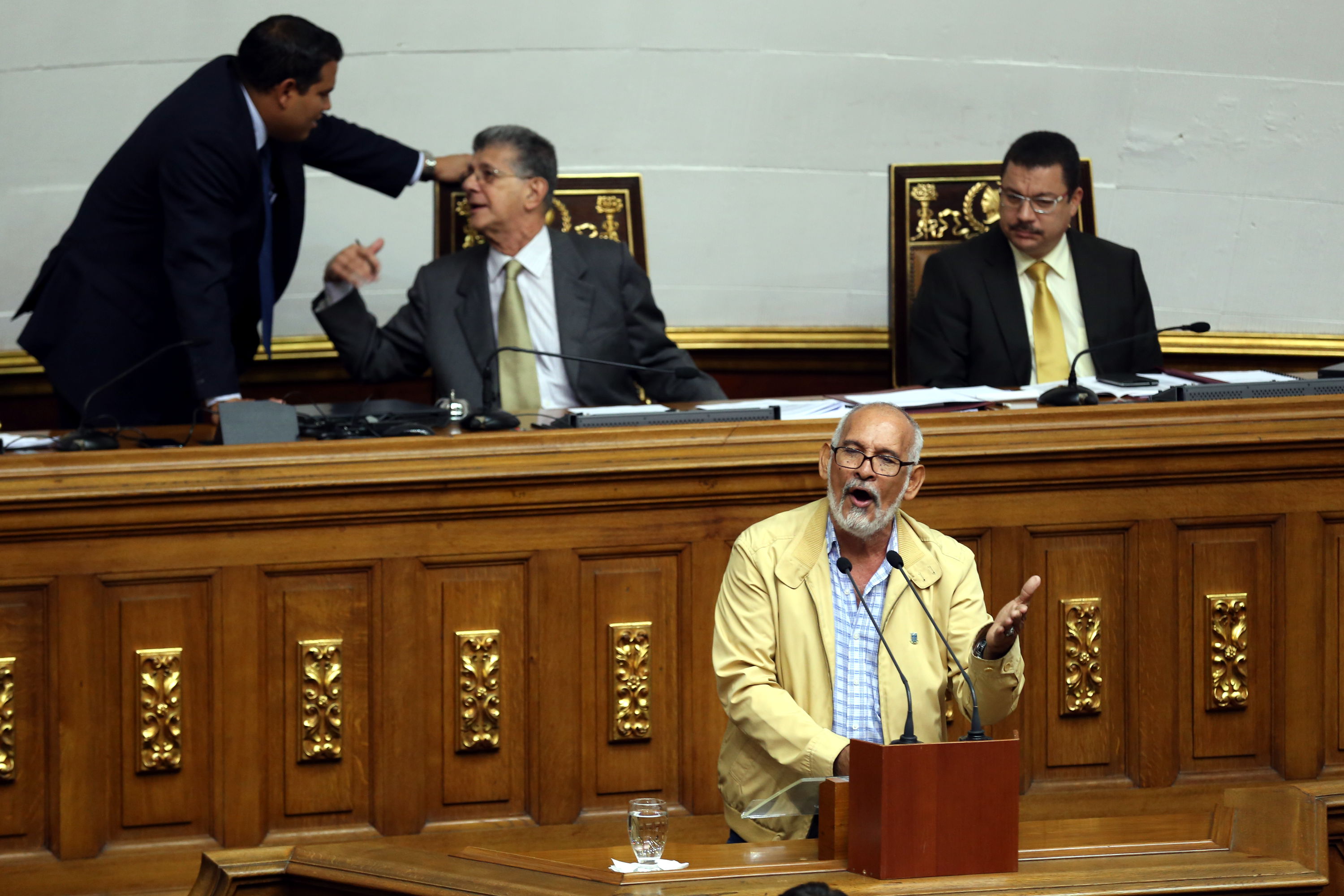 Asamblea Nacional de Venezuela prepara un golpe parlamentario contra Nicolás Maduro.