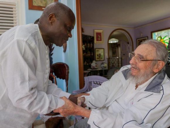 Fraternal encuentro en La Habana entre Fidel Castro y José Mário Vaz, presidente de la República de Guinea Bissau,