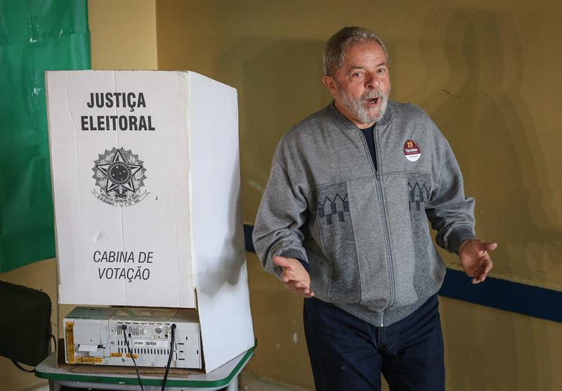 Lula acudió al colegio electoral acompañado del candidato a la alcaldía de Sao Bernardo do Campo por el PT Tarcisio Secoli.