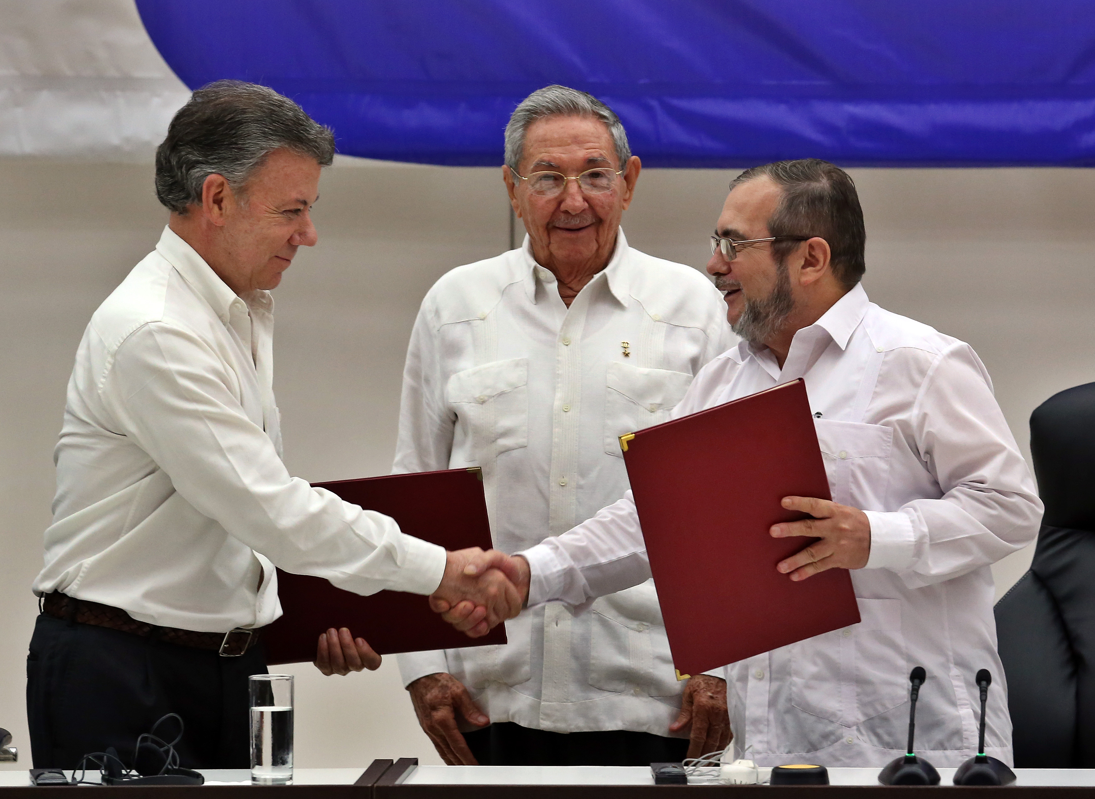 El líder insurgente felicitó también el papel de Venezuela y Cuba en las negociaciones.