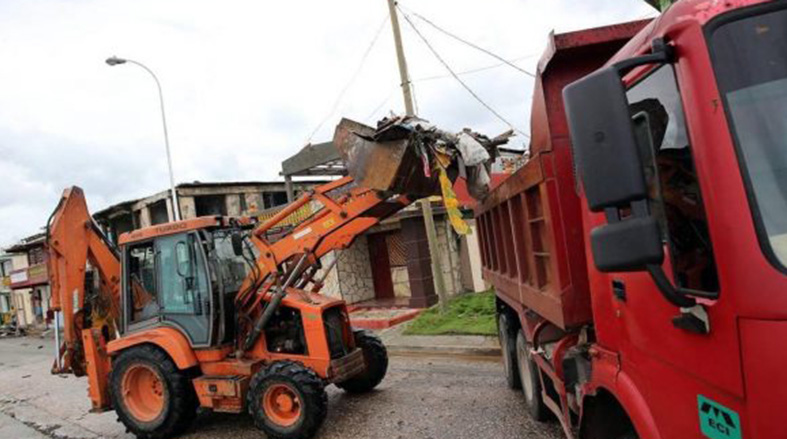 Recogida de escombros en las calles de Baracoa, ciudad severamente afectada por el huracán.