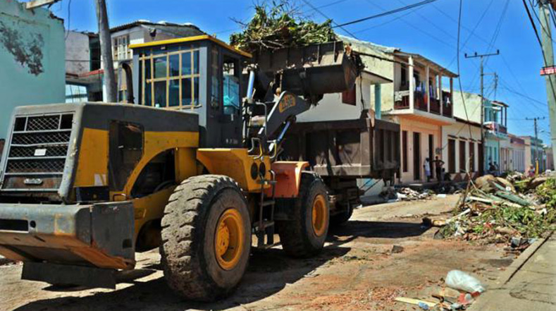 Las calles de Baracoa están llenas de medios de carga y transporte para borrar las huellas de Matthew.