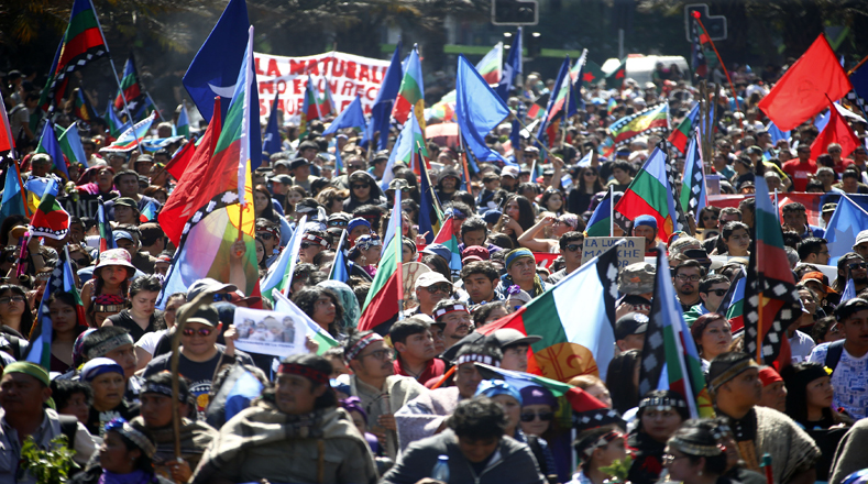 La colorida marcha fue amenizada con batucadas y comuneros que vestidos con sus trajes tradicionales, desfilaron con lienzos y banderas de la causa mapuche. 