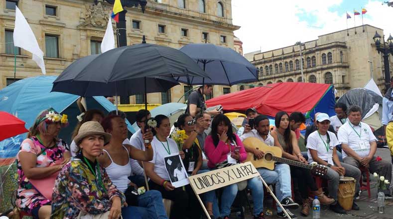 Las personas reunidas reclaman por que continué la paz en Colombia.