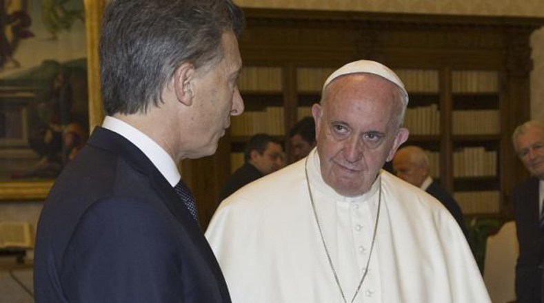 Macri fue recibido por el papa junto a su familia en un encuentro informal en la sede del Vaticano.