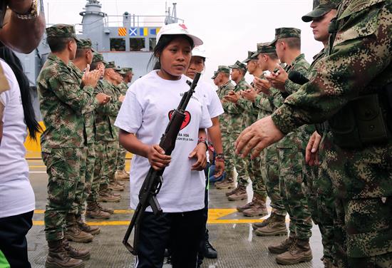 El comandante de las Fuerzas Militares de Colombia, general Juan Pablo Rodríguez, dijo que la desmovilización fue posible gracias al "gran trabajo" de los militares.