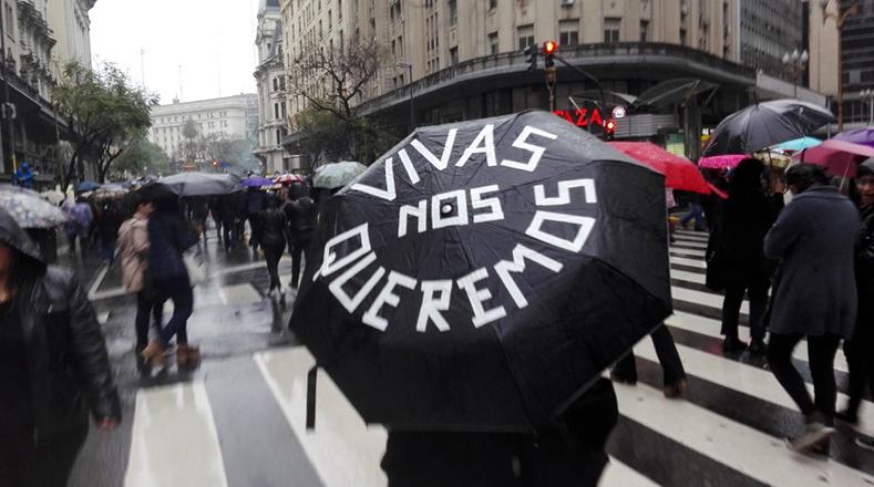 La lluvia no detuvo a los manifestantes.
