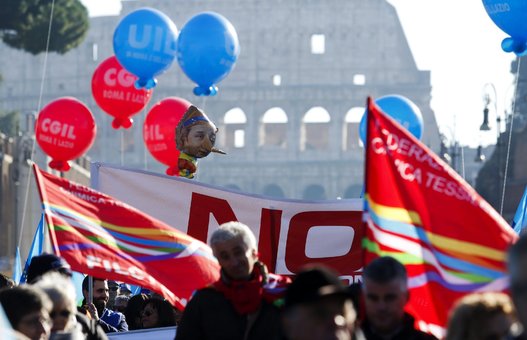 Los italianos protestan contra la reforma constitucional y las políticas económicas del gobierno de Renzi.