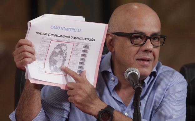 orge Rodríguez denunció el fraude en las firmas entregadas por la oposición ante el CNE para la activación del referendo al presidente Maduro.
