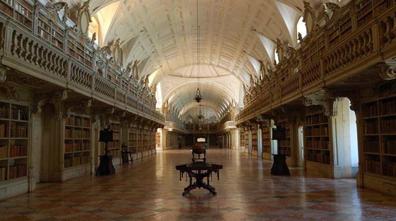 Biblioteca del Palacio Nacional de Mafra (Portugal). El Palacio Nacional de Mafra --cercano a Lisboa-- es el monumento más importante del barroco portugués. 