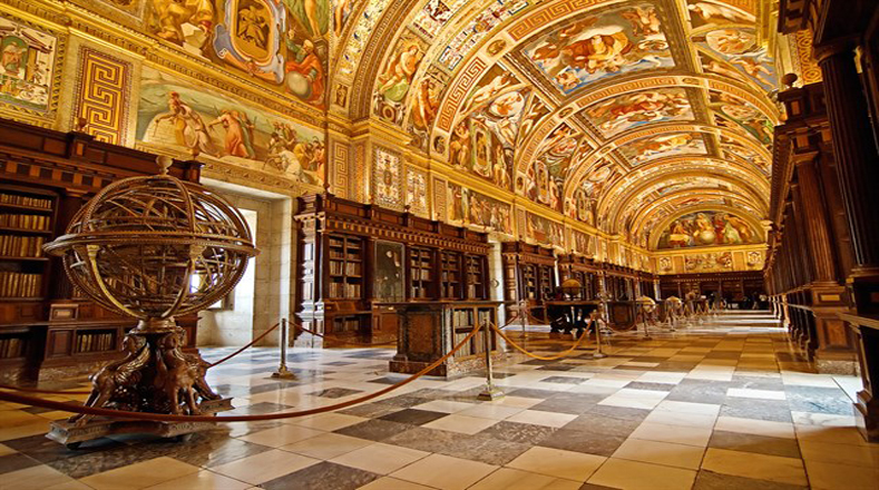 Real Biblioteca del Monasterio de El Escorial (Madrid). Este edificio de construcción renacentista, fundado por el rey Felipe II, fue reconocido como Patrimonio de la Humanidad por la Unesco en el año 1984, después de que un incendio destruyera cerca de 2 mil obras y varias partes del edificio.
