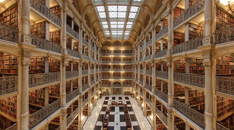 George Peabody Library, Baltimore (Estados Unidos). Este edificio, abierto al público en el año 1878, fue bautizado como "la catedral de los libros" debido a su construcción parecida a la de una iglesia, su majestuosidad y su colección de más de 300 mil ejemplares.