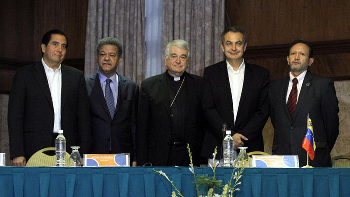 Leonel Fernández, José Luis Rodríguez Zapatero, Martín Torrijos y el nuncio Emil Paul Tscherring, acompañantes en la mesa de diálogo.