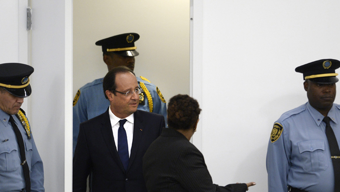 Hollande expresó su repudió por la agresión de Viry-Châtillon, y además dijo estar dispuesto a diáolgar sobre las condiciones de trabajo de los policías