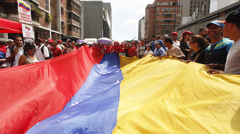 Los manifestantes dejaron ondear la bandera de Venezuela como símbolo de paz.