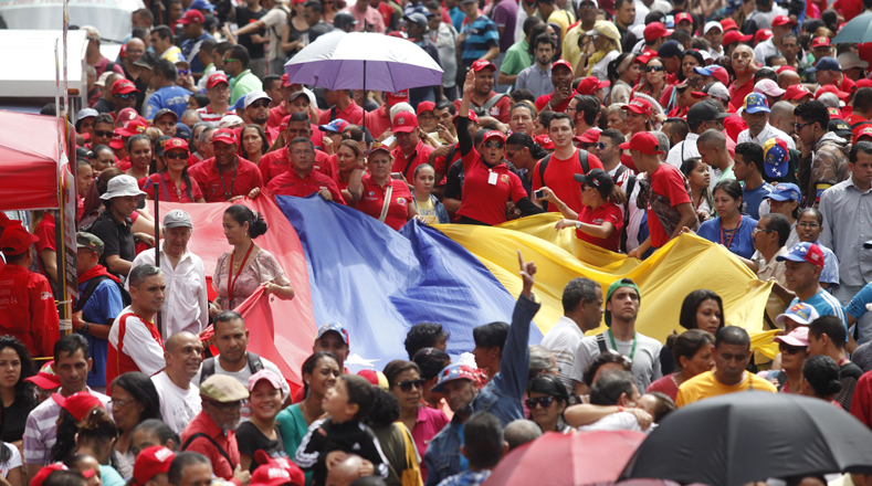 El pueblo venezolano se movilizó hasta Miraflores en rechazó al golpe parlamentario que pretende la derecha de ese país.