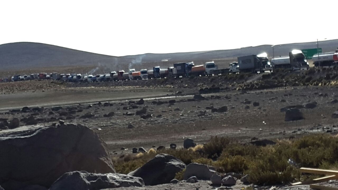 Mil 500 camiones del transporte de carga internacional son perjudicados por el paro de actividades que cumplen funcionarios públicos de Chile, informó el presidente de la Cámara de Transporte de El Alto.